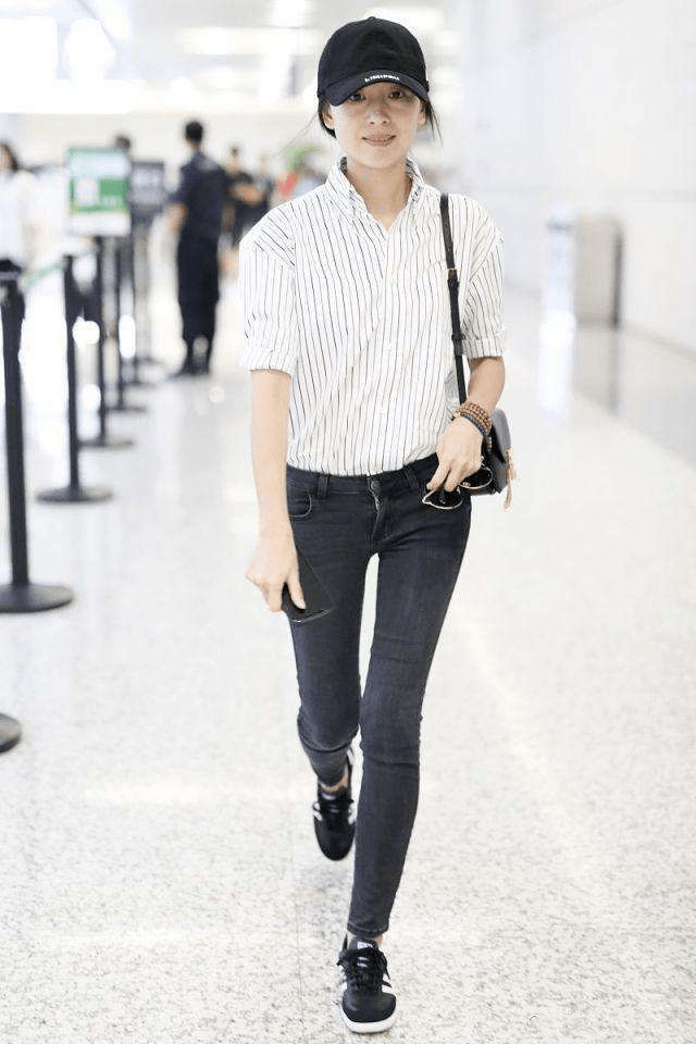 在街头拍到董洁,素颜也能看出来很漂亮,脸上不医美越看越舒服!