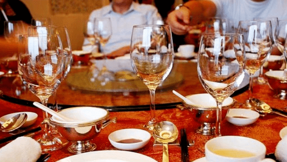 酒桌上看一个人酒量如何,最重要的是看拿酒杯的姿势,弄懂拿捏他_口感