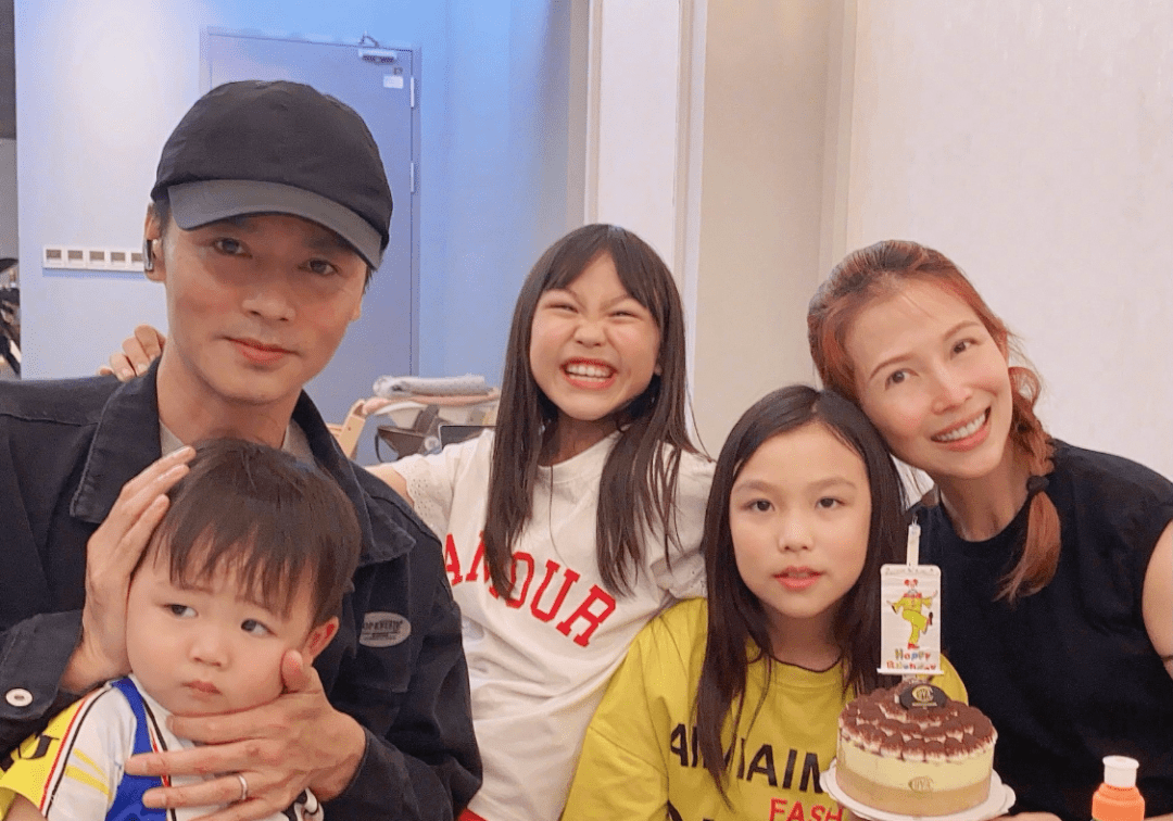 蔡少芬晒全家福为张晋庆生,三个孩子顽皮可爱,一家五口画面温馨_照片