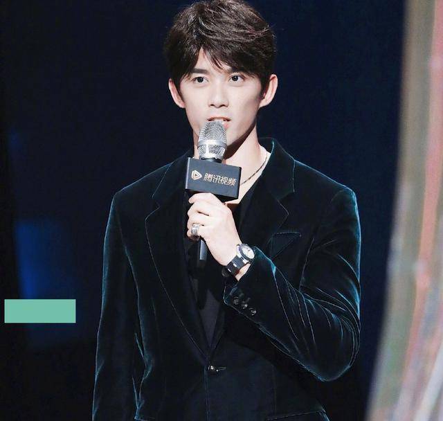 可能也是受假发的影响,虽然吴磊年龄并不大,但却显得整个人的状态少了