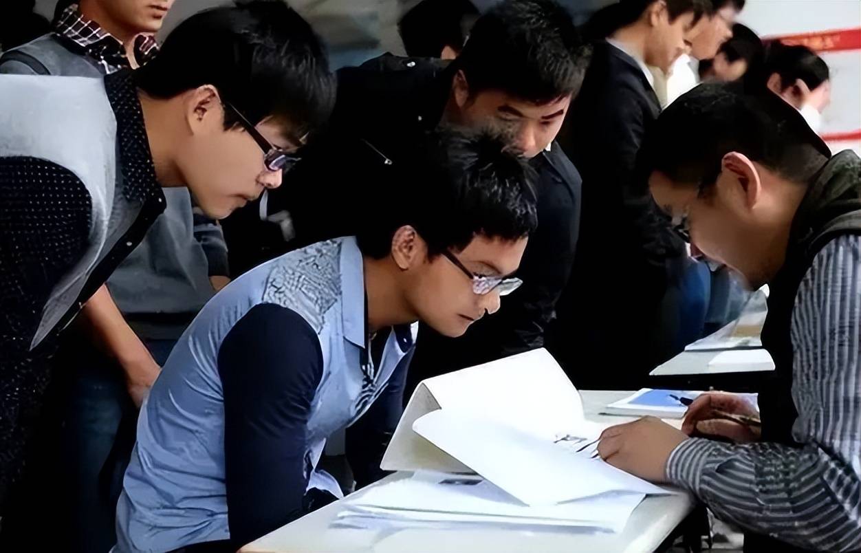 厦航员工女厕所偷拍被抓现行,偷拍者身份流出,让女大学生心碎_飞行员