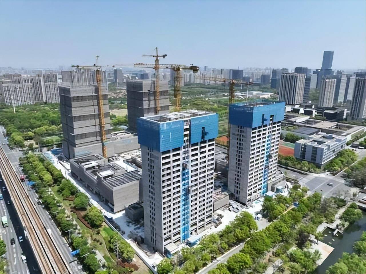 中建三局上海嘉定新城东方财富总部园区项目完成封顶节点_金融_企业