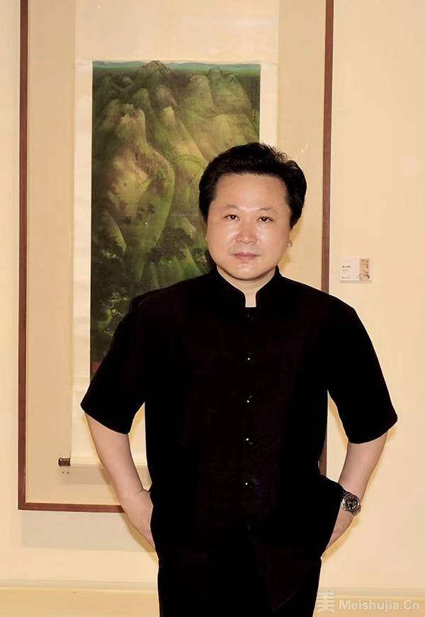 赵景宇先生在海派艺术馆(刘鸿发摄影)据悉,此次展览是为纪念陈佩秋