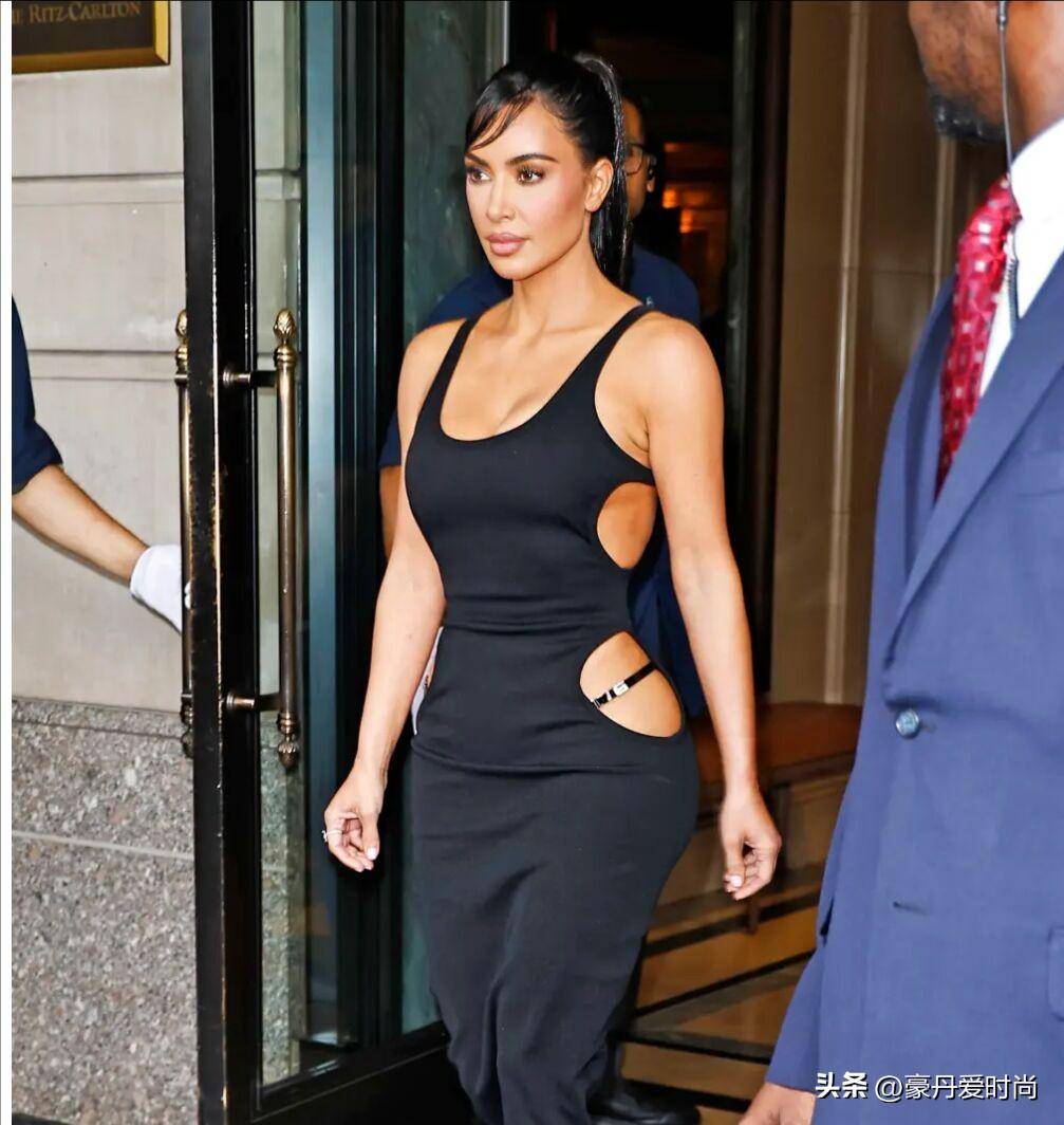 金卡戴珊摇臀镂空,科勒炫耀腹肌,两人占领曼哈顿_连衣裙_宣传_hulu