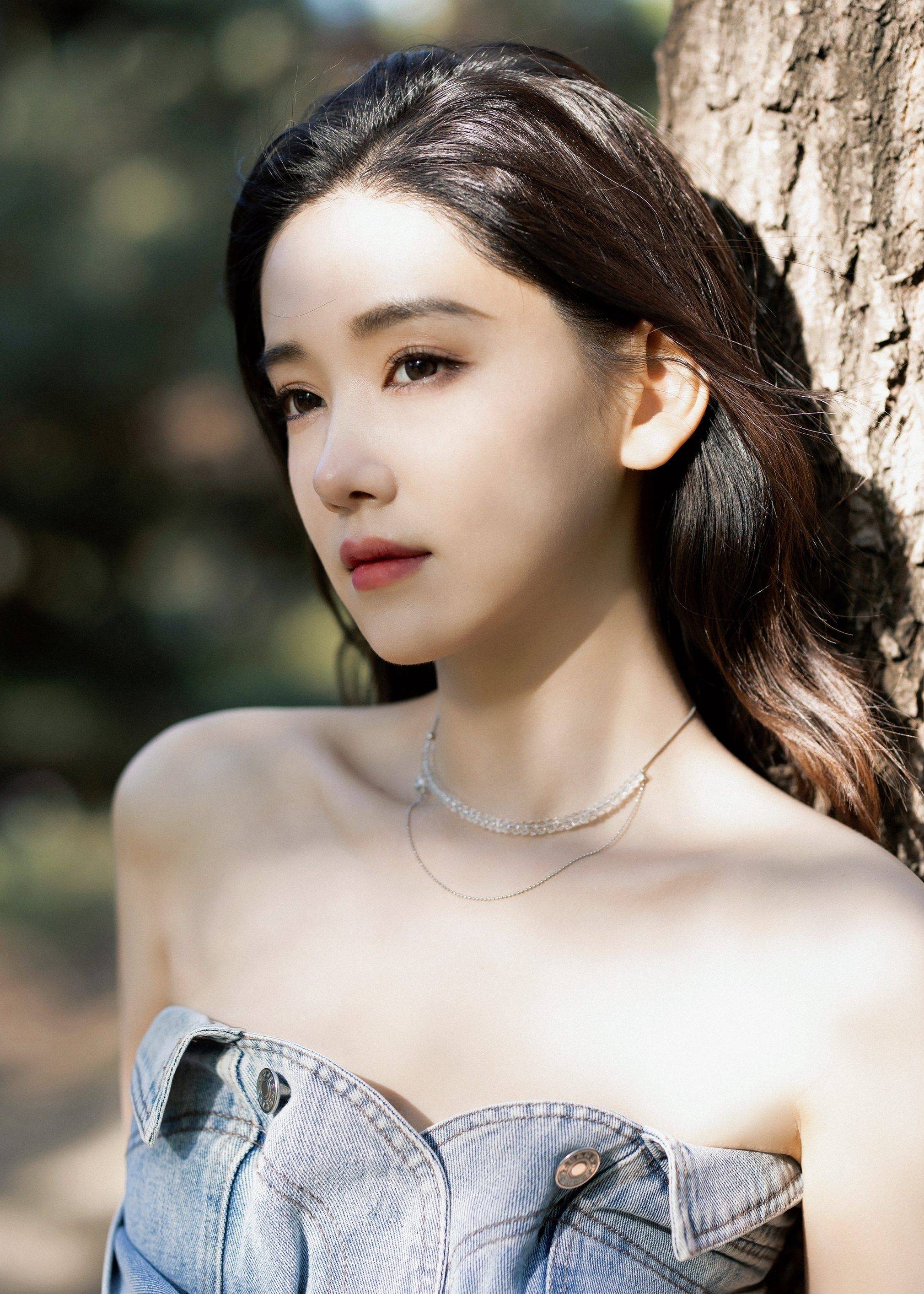 李沐宸抹胸装香肩性感写真_大气_白色_整体