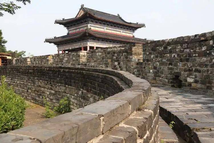 通过荆州郢城留下的古代遗址,回顾我国历史,探索秦朝郡城规划