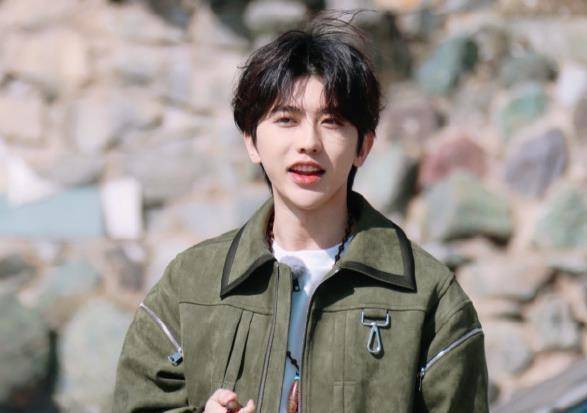 《奔跑吧》路透:蔡徐坤成毅正面pk,谁的颜值更优越一目了然_对比_照片