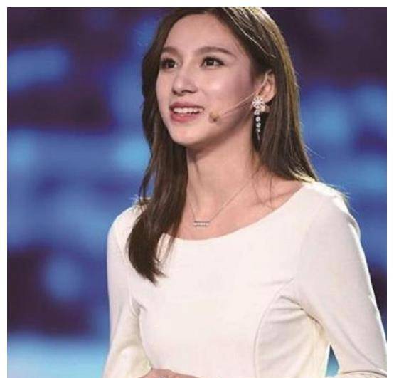 18岁走秀时尚滑落,她毫不在意淡定走完全程,现成电视美女主持_马凡舒