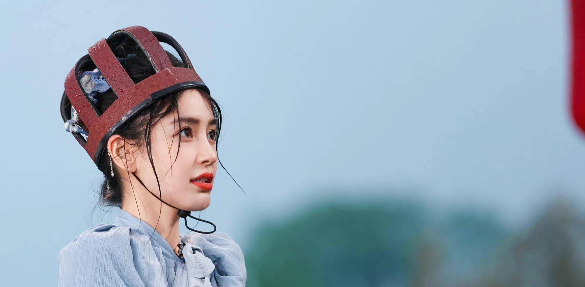 《奔跑吧》:angelababy意外受伤,手上绑了纱布,她真的很坚强_栏杆