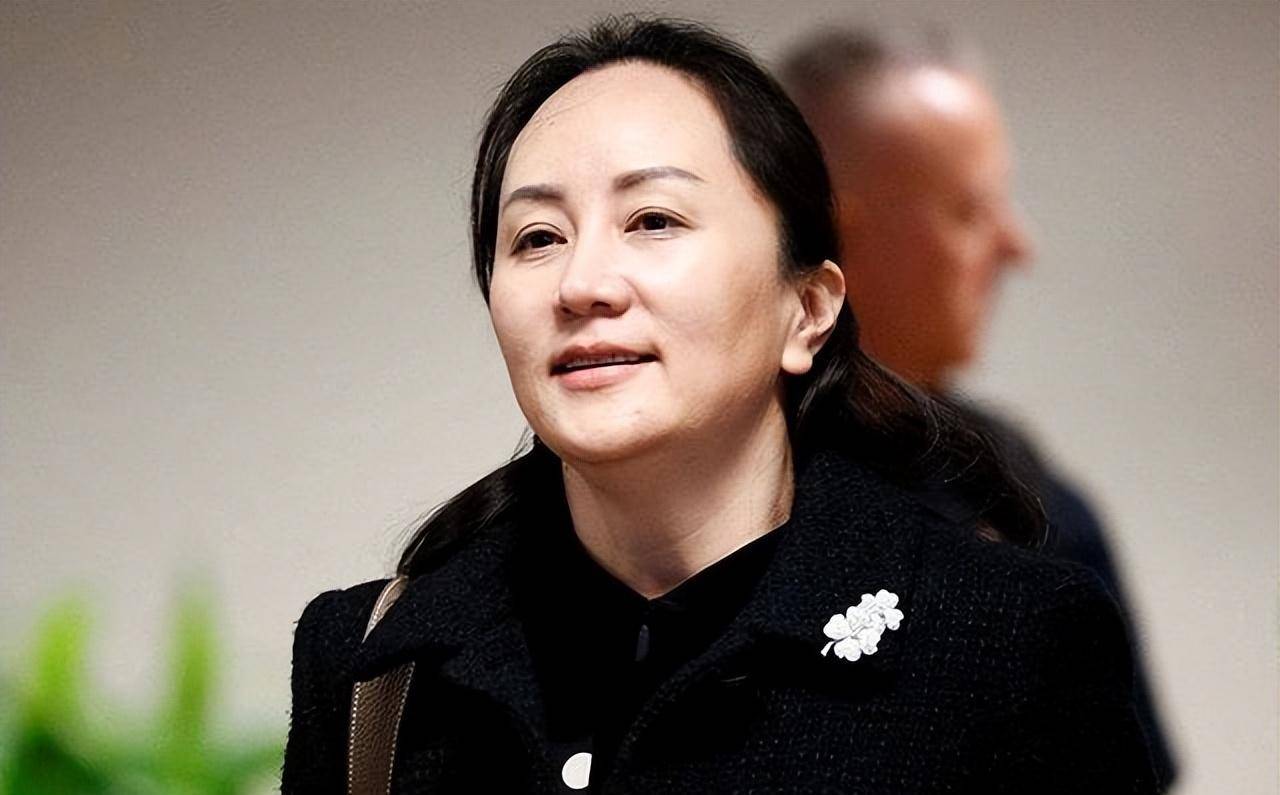 孟晚舟胸口佩戴五星红旗胸针，孟晚舟佩戴蝴蝶胸针图