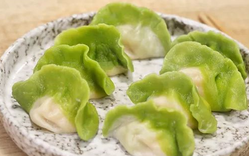 1,将菠菜洗净,用榨汁机将菠菜榨成汁.