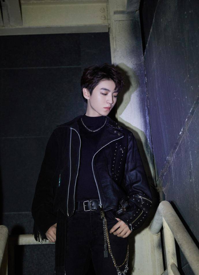 因为王俊凯的助理小马哥在剧组烤红薯,还分了剧组很多的工作人员,于是