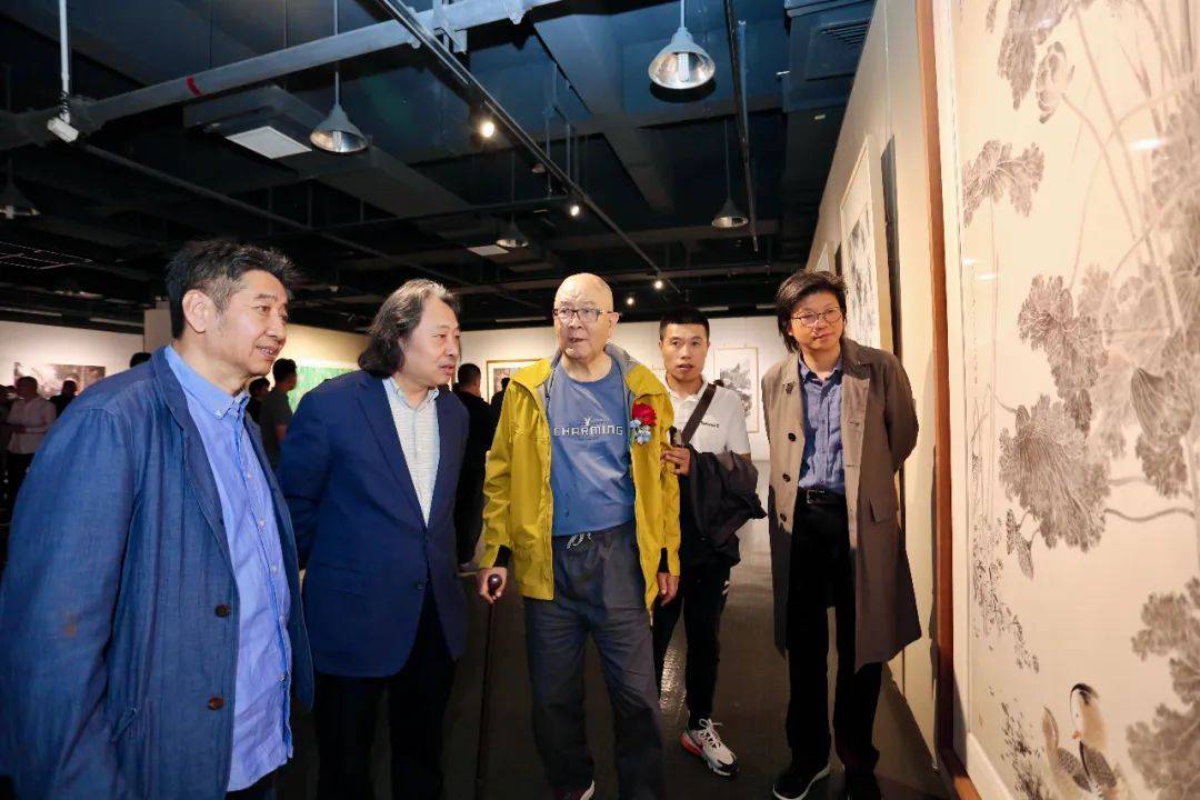 霍春阳,石齐在画展现场观看作品龙瑞,李毅峰在画展现场观看作品霍春阳