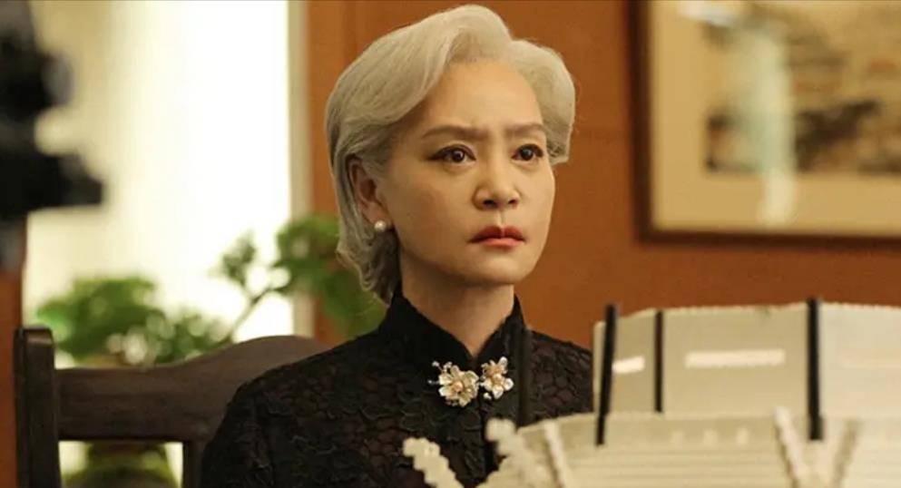 琼女郎刘雪华满头银发太美,丈夫坠楼身亡,终生不孕61岁仍单身_琼瑶