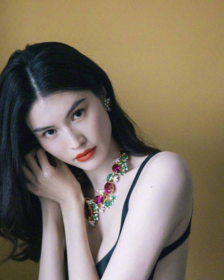 何穗镂空吊带长裙搭珠宝项链展现超模身材和高贵气质,事业线抢镜_裙子