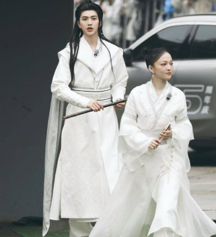 《奔跑吧》无锡路透,全员穿古装蔡徐坤男神,张韶涵只有十八岁吧_造型