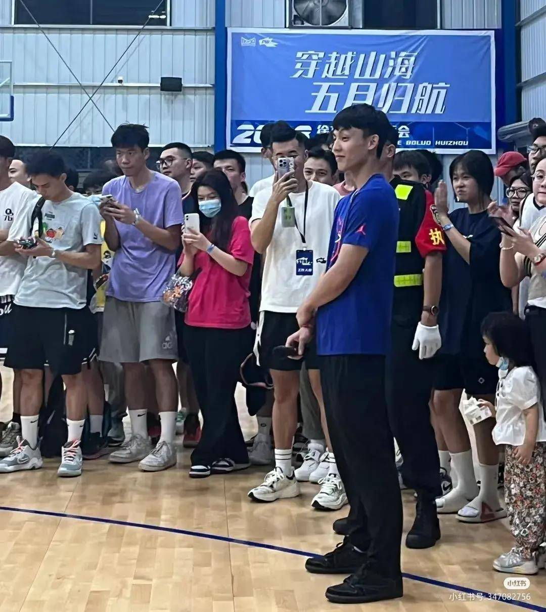 近日,广东宏远男篮后卫徐杰在家乡惠州博罗园洲镇某篮球馆举办了个人