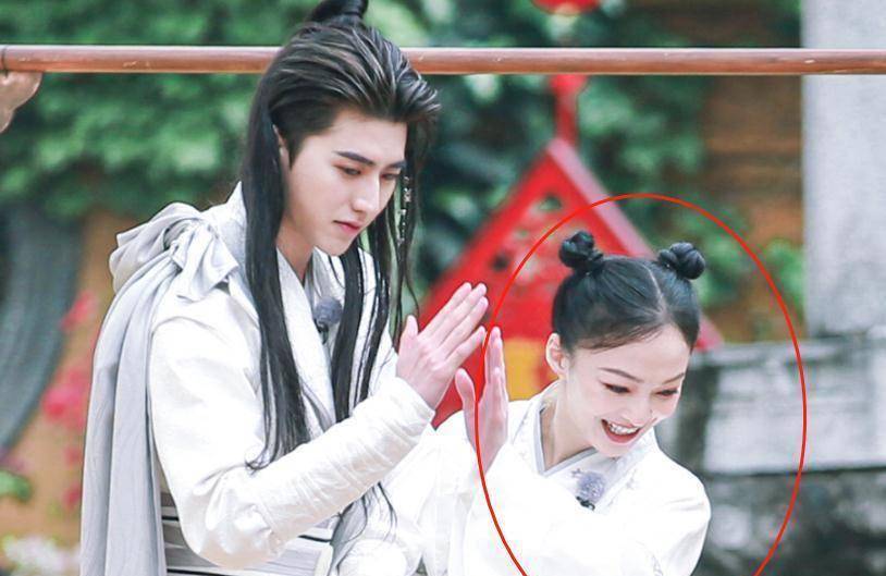 《奔跑吧》无锡路透,全员穿古装蔡徐坤男神,张韶涵只有十八岁吧_造型