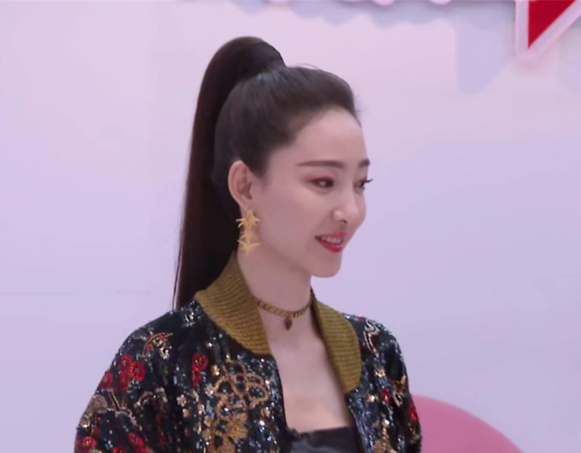 《浪姐》王丽坤淘汰时,郁可唯不知所措抠耳朵,白冰想笑但忍住_孟佳