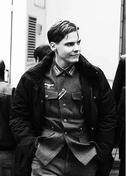 话说泽莫男爵的扮演者丹尼尔·布鲁赫军装帅渣的过分了.