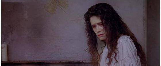 她变得疯狂和暴躁,成为了传说中的疯女人