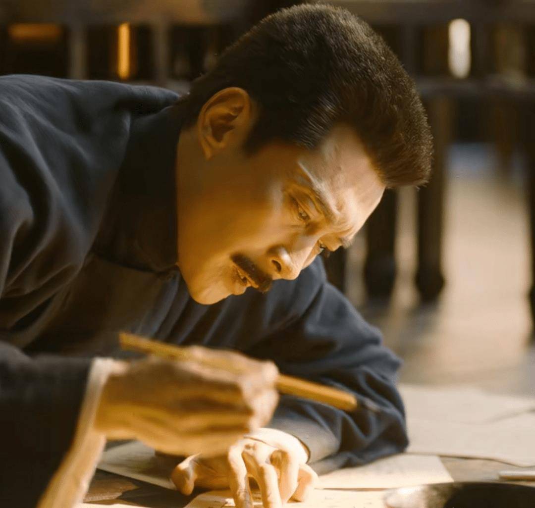 《觉醒年代》中鲁迅被他演活了,创作《狂人日记》的细节撼动人心_曹磊