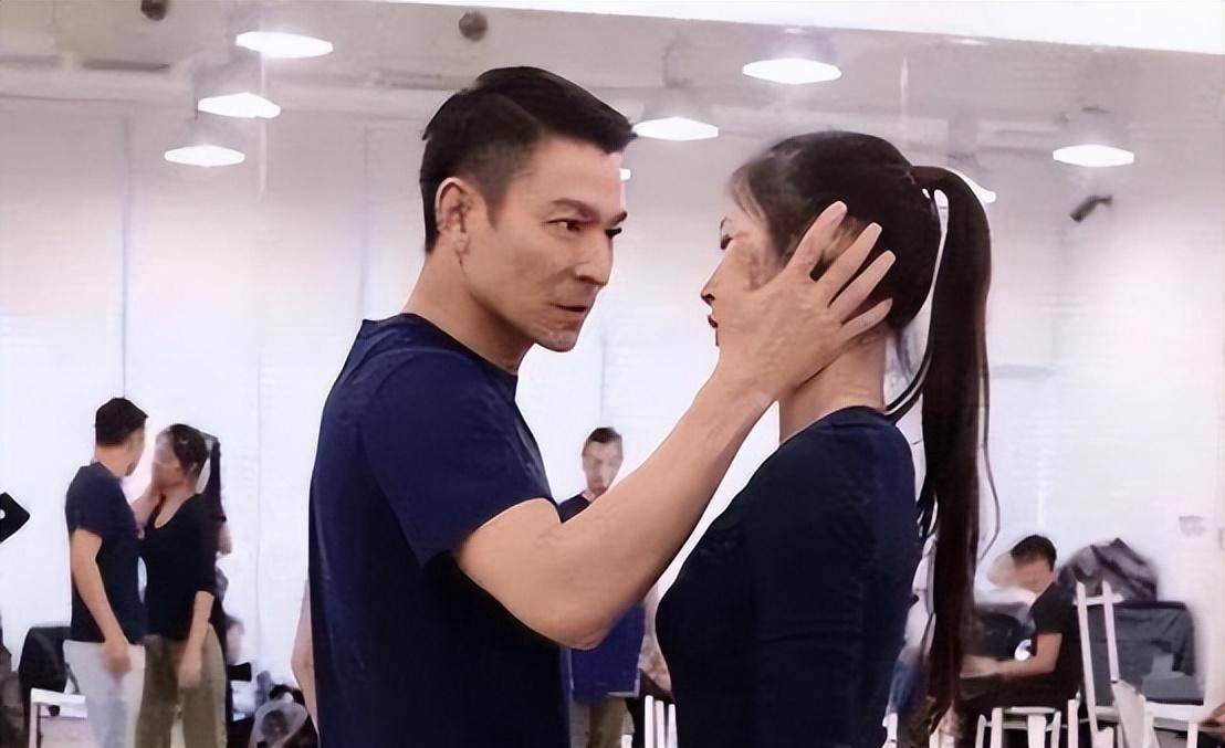 刘德华的私人舞伴,陪他25年至今未婚,男方曾深情回应:我也爱你_赖文慧