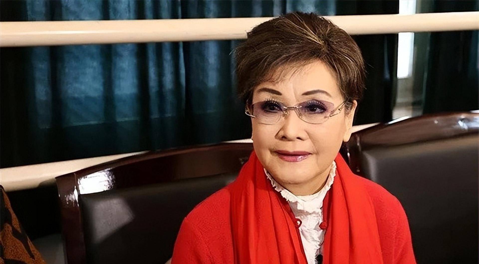 78岁的女歌手:曾罕见晒与老公合照,两人相伴36年,女儿端庄漂亮