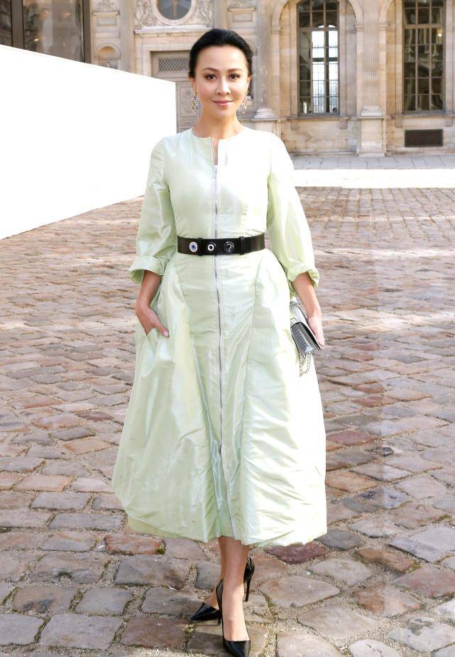 刘嘉玲虽然老了可气质真不错,穿绿裙有贵妇范,梳大背头一丝不苟_绿色