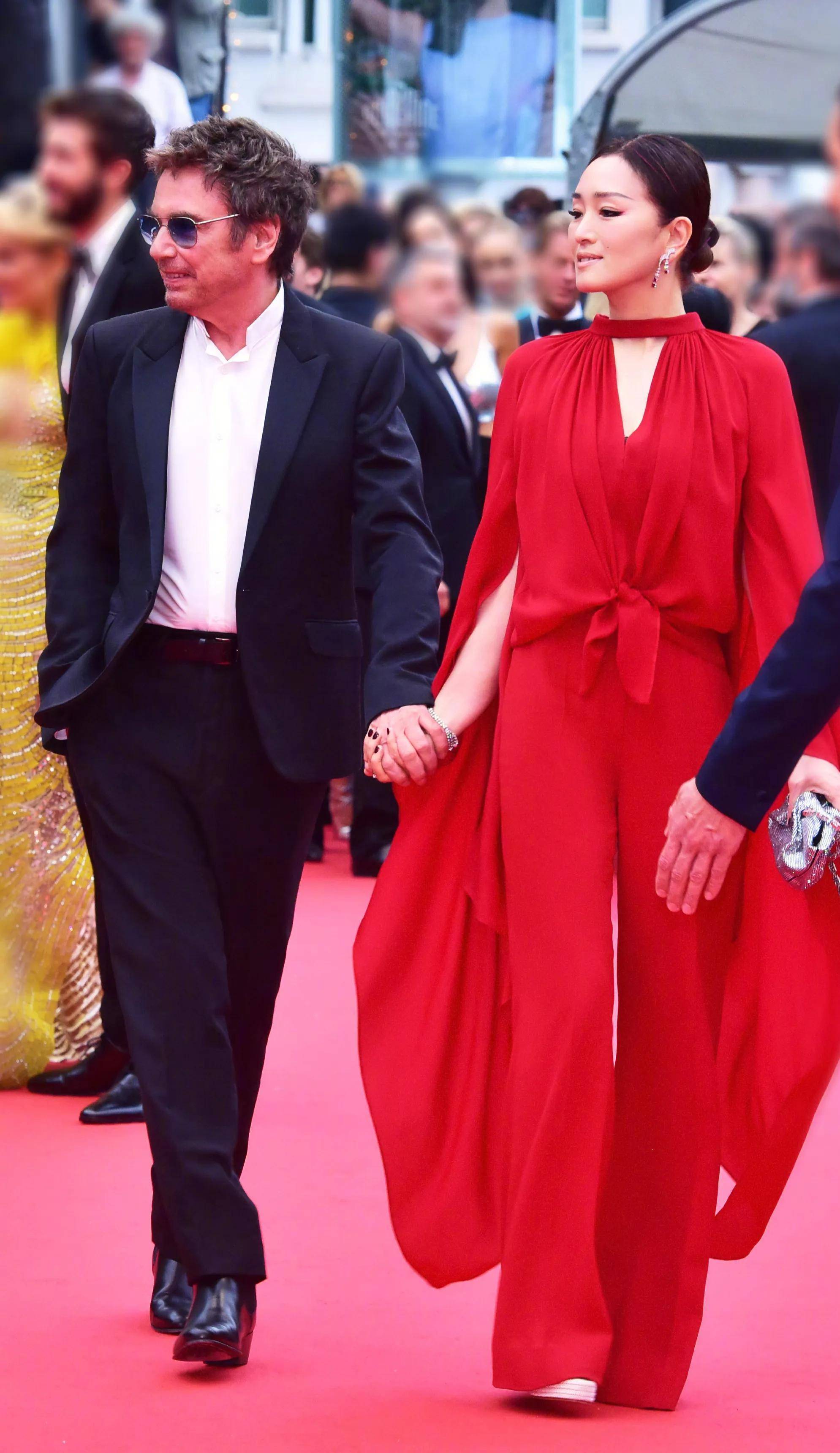 57岁巩俐携手75岁丈夫戛纳走红毯,不得不说,两人保养真是太好了