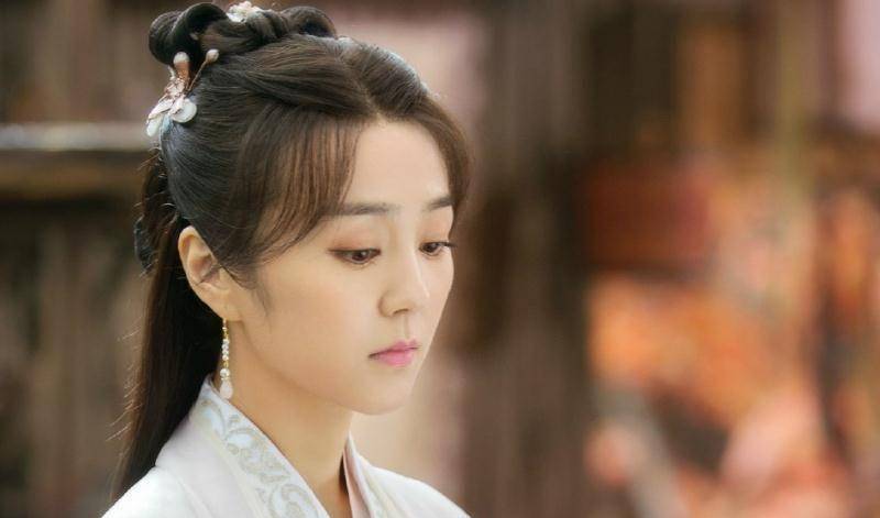 第三,林菱万潼饰演的翟兰叶是一名扬州瘦马,琴棋书画样样精通,模样也