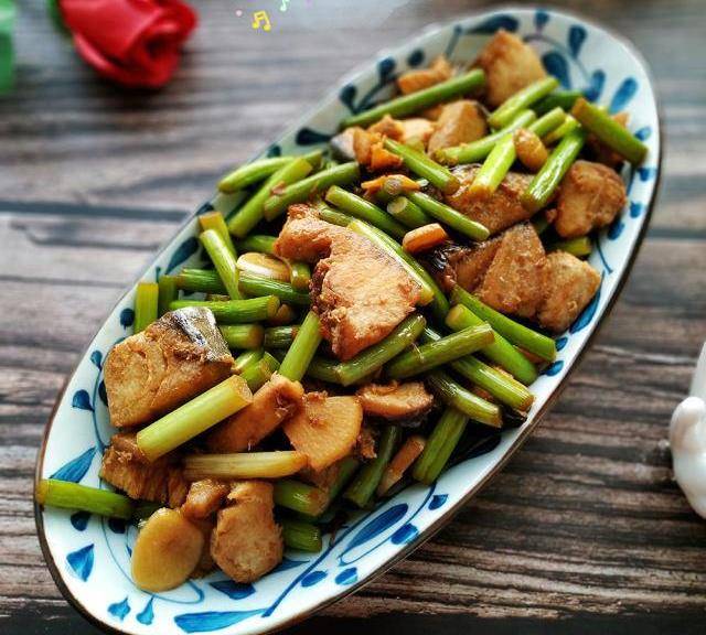 蒜苔烧鲅鱼,蒜苔脆嫩,鱼肉鲜香,和米饭是绝配_红袖_饭菜_美味