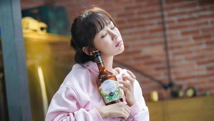 《烈火英雄》杨紫挽着爸爸走红毯,贴心安抚激动的爸爸:别紧张!