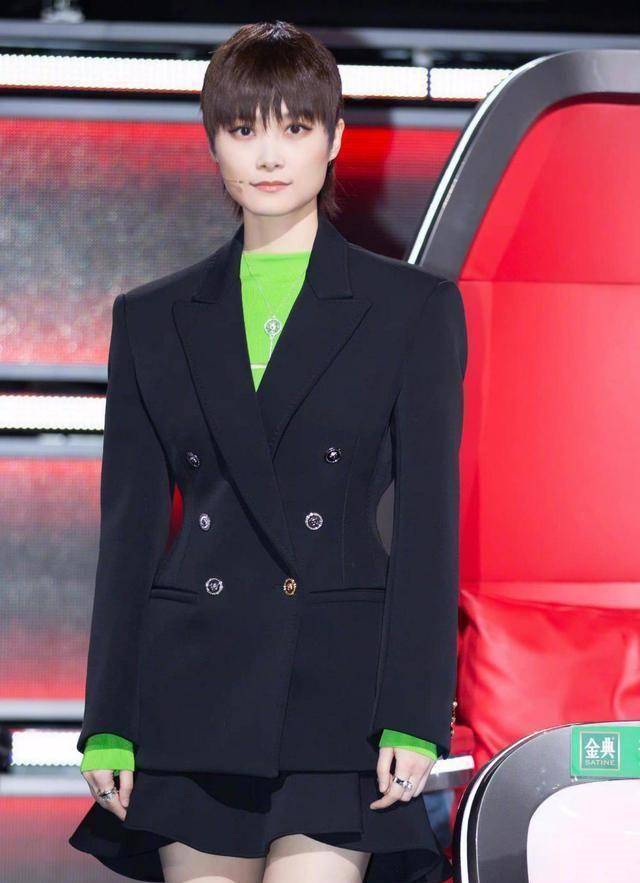《好声音》7强争霸,李宇春黑色卷边荷叶短裙亮相,霸气又俏皮_风格