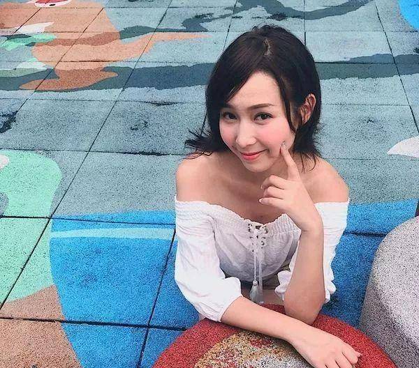 吴嘉仪也表示自己曾想过要跟风整容,她说入行前曾经和闺蜜笑着说是