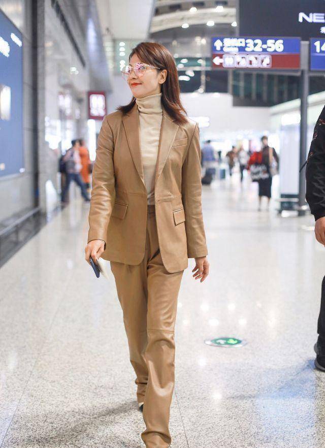 《亲爱的客栈3》剧照爆出,刘涛驼色西装配皮裤,哪像两个孩子妈_感觉