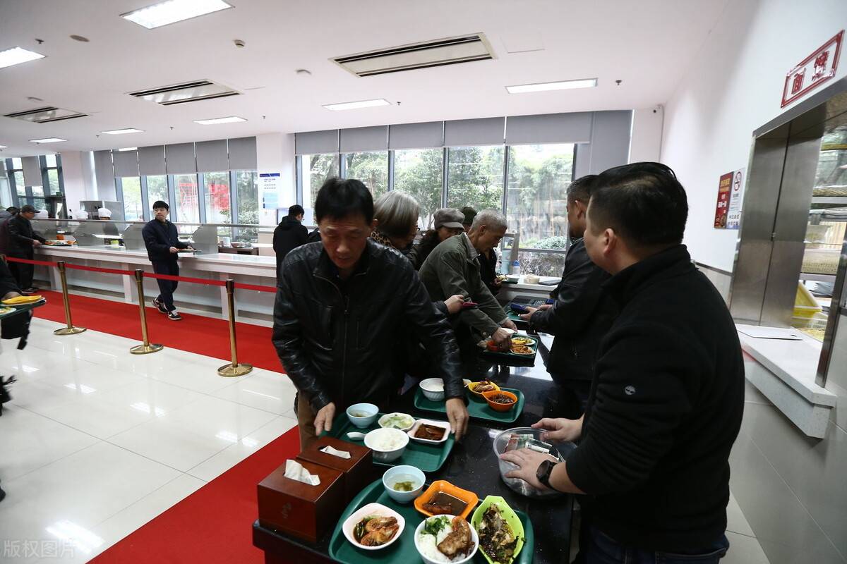 公务员食堂也是福利，2元一顿工作餐，胜过20元外卖！（公务员食堂有三餐么嘛）