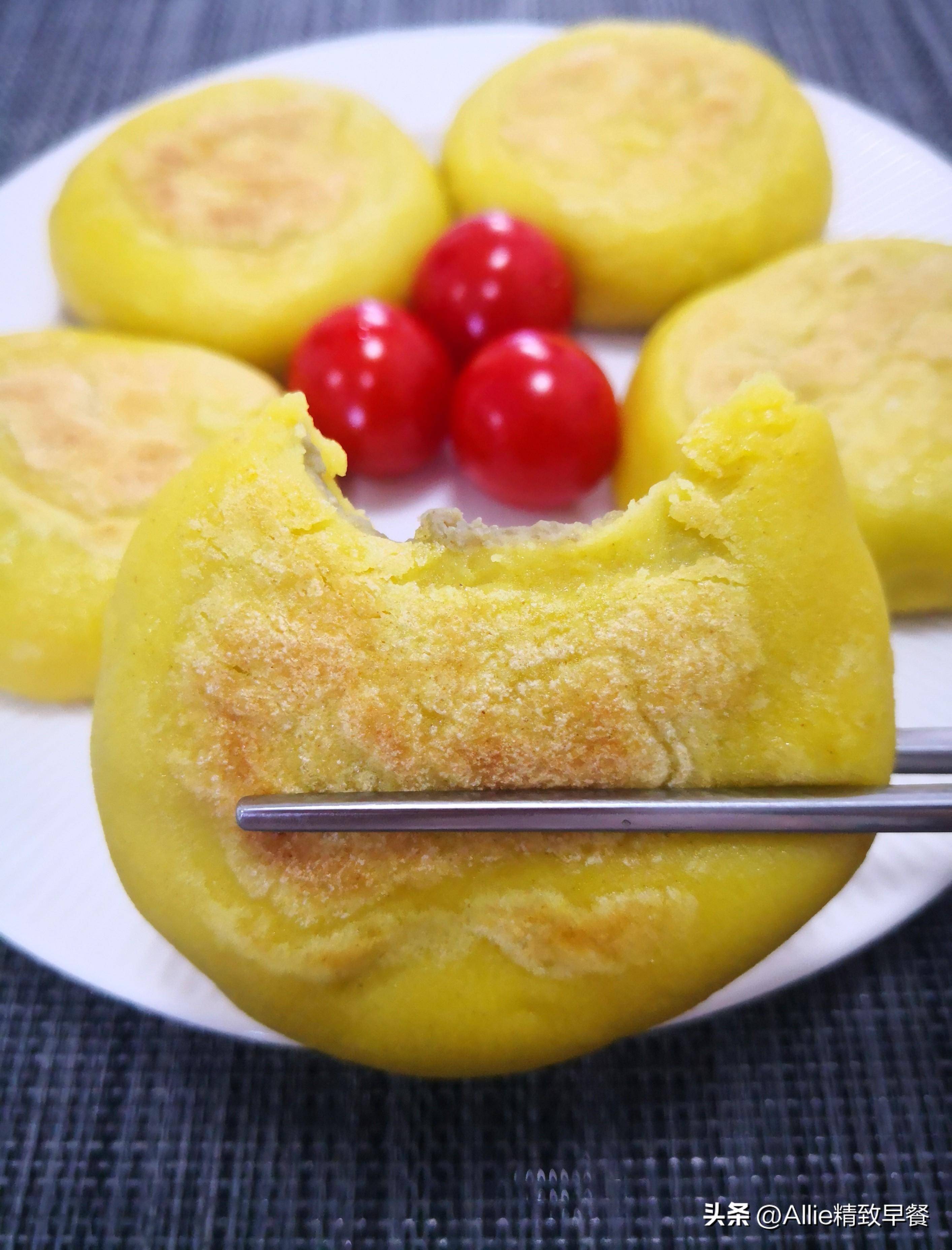 夏天适合吃绿豆,清热又解暑,试试这道绿豆沙饼,皮薄馅大还软糯_小火