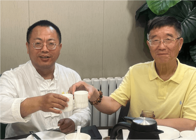 这是陈炳林师父和毛铁年师父,他们的几十年的深厚情谊,带着我们一起