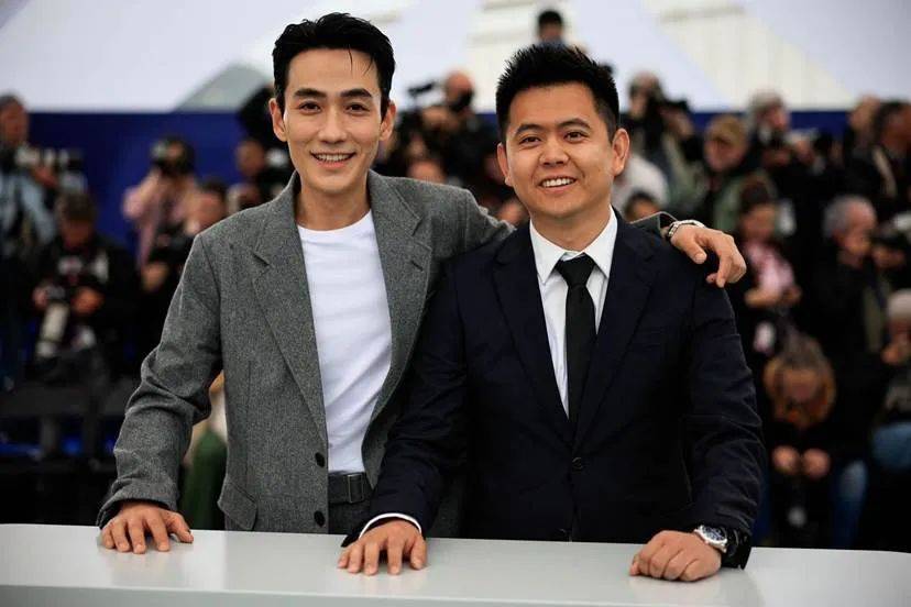 朱一龙电影发布新海报,深情憔悴坚毅,女主角红裙亮眼_妻子_悬疑_陈麦