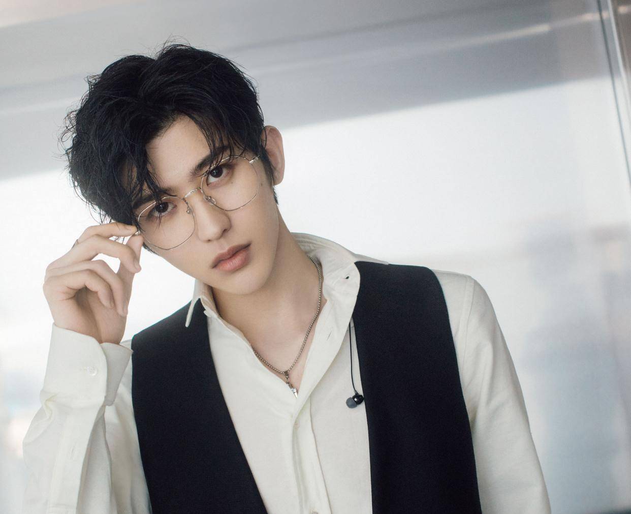 《偶像练习生》蔡徐坤化身"禁欲系王子",这是什么神仙男孩?