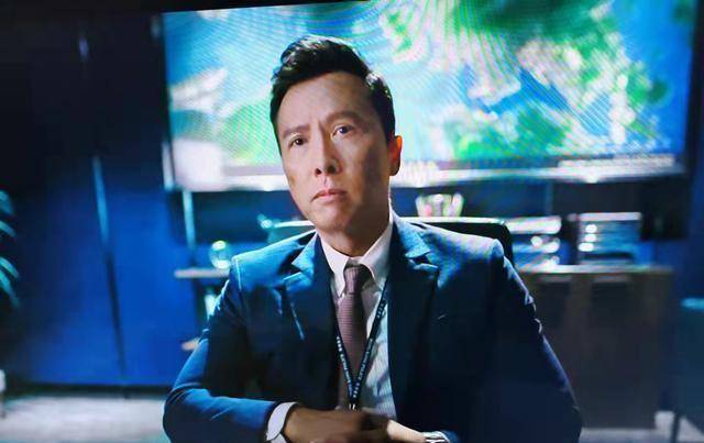 升职,超越自己的师傅;比如姚警官(吕良伟饰)影片刚开始一出场的时候就