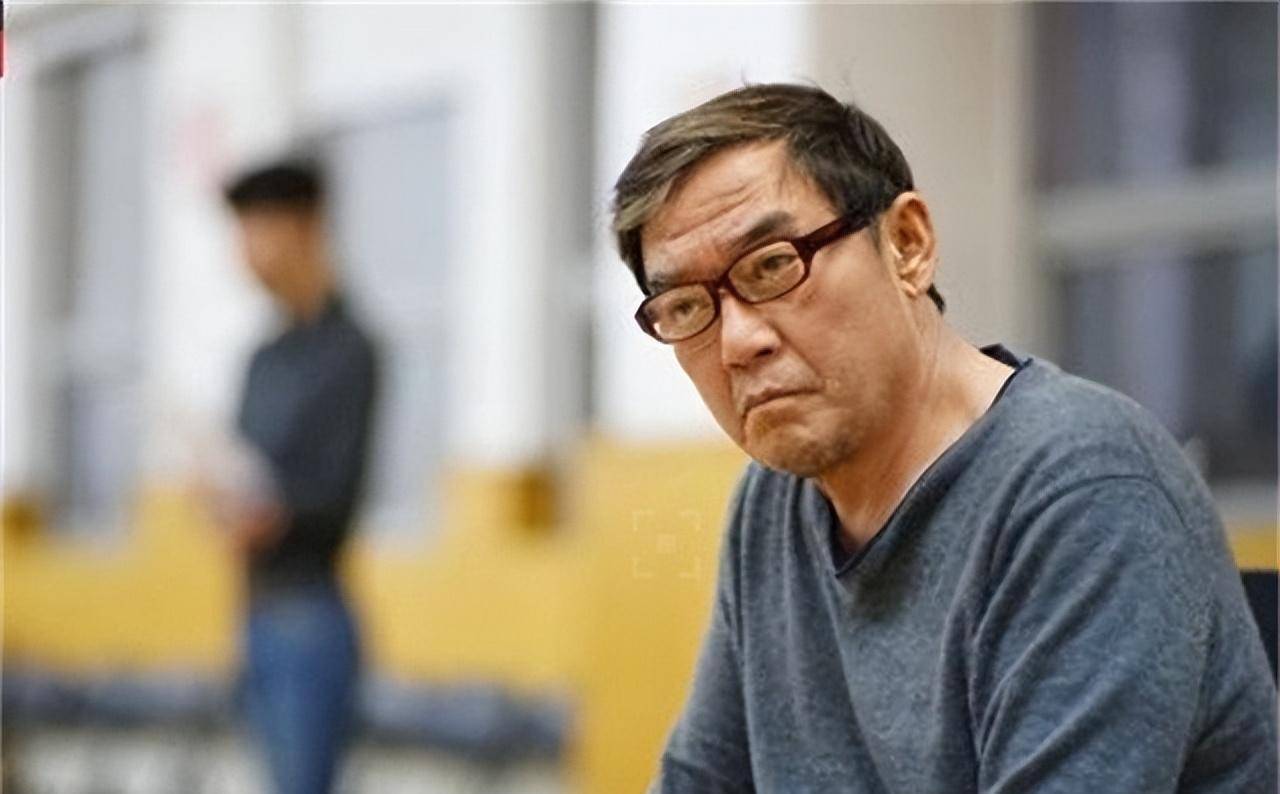 71岁李立群给父亲上坟,跪足4小时,雨中咆哮大哭自称不孝子