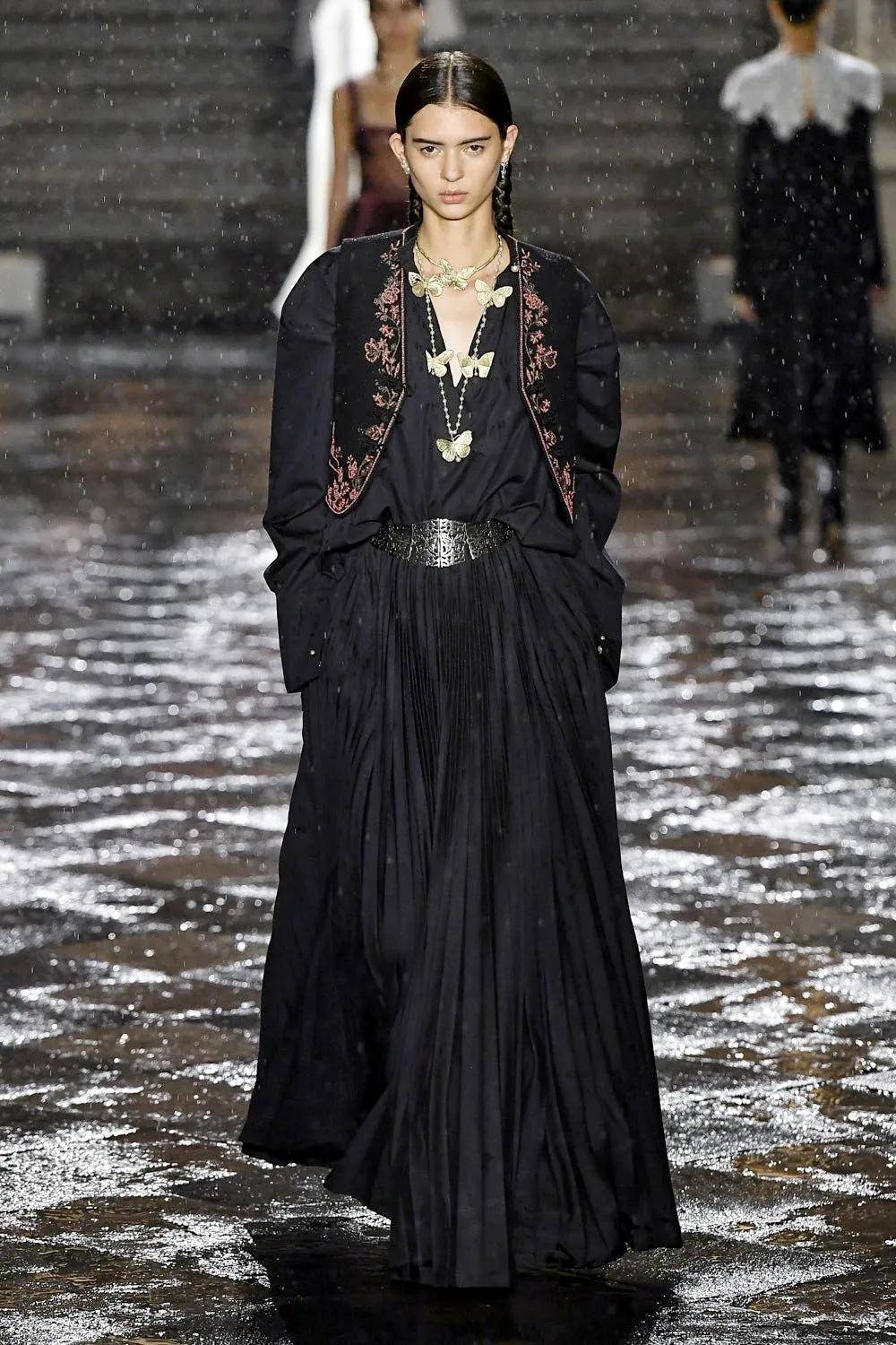 dior 2024早春成衣秀_图案_刺绣_显得