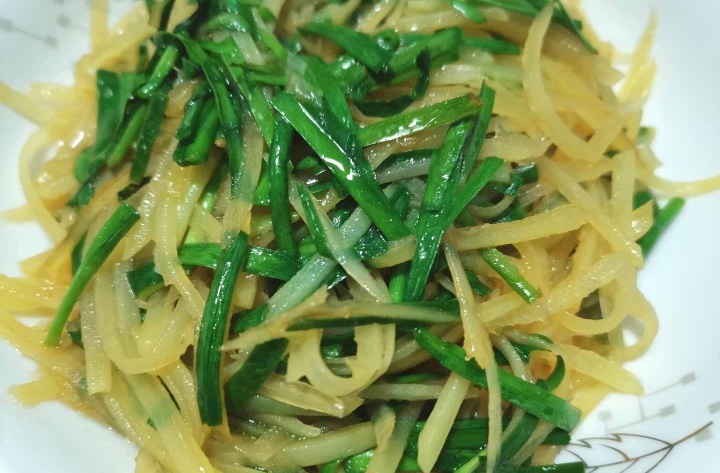 土豆炒韭菜土豆的烹饪方法也多种多样,比如:炸土豆片,炒土豆丝,薯条