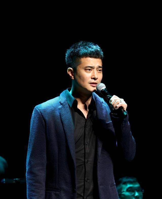 分别是第一代音乐剧王子刘岩,第二代音乐剧王子郑棋元,两人同时来参加