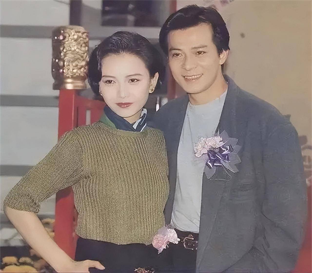 回顾翁美玲葬礼,黄日华泣不成声,数万粉丝送别,粉丝高喊打死他!