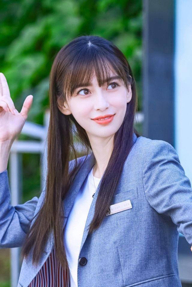 灰色西装搭配白色t恤,长直发加上刘海的造型十分减龄,杨颖本人就很爱