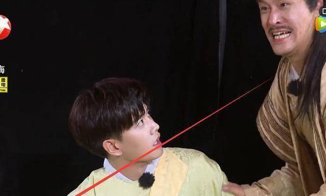 来不及反应的邓伦前面刚说完拿刀,后面就