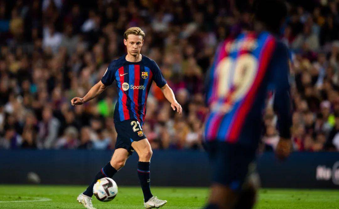 莱万多夫斯基头球破门,巴萨举起冠军奖杯!_比赛_登贝莱_皇家社会